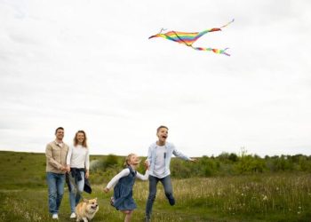 full-shot-happy-family-flying-kite-800x450 (1) (1)